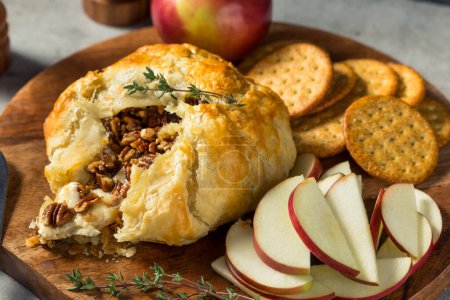 Téléchargez les photos : Pâtisserie Brie Puff maison aux pommes et craquelins - en image libre de droit
