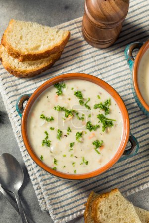Téléchargez les photos : Soupe à la chaudrée de palourde crémeuse maison avec pain et persil - en image libre de droit
