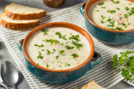 Téléchargez les photos : Soupe à la chaudrée de palourde crémeuse maison avec pain et persil - en image libre de droit