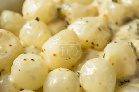 Téléchargez les photos : Oignons de perles crémeux crémeux maison avec thym - en image libre de droit