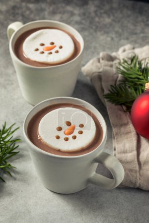 Téléchargez les photos : Chocolat chaud chaud avec guimauve bonhomme de neige Prêt à boire - en image libre de droit
