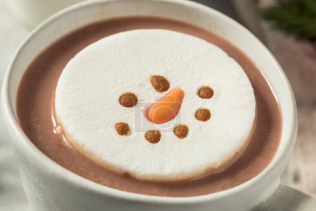 Téléchargez les photos : Chocolat chaud chaud avec guimauve bonhomme de neige Prêt à boire - en image libre de droit
