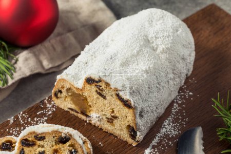 Téléchargez les photos : Pain soufflé de Noël fait maison avec des fruits secs et du sucre en poudre - en image libre de droit