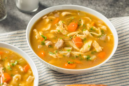 Téléchargez les photos : Soupe de nouilles au poulet maison aux carottes et au céleri - en image libre de droit