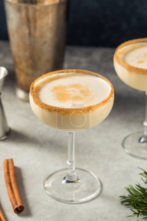 Téléchargez les photos : Boozy froid Noël lait de poule Martini dans une coupe - en image libre de droit