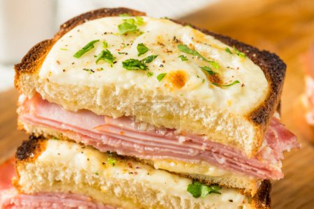 Hausgemachtes Croque Monsieur Sandwich mit Schinken und Soße