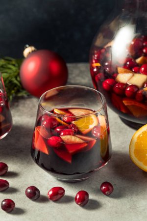 Téléchargez les photos : Sangria au vin rouge d'hiver maison avec pomme et canneberge - en image libre de droit