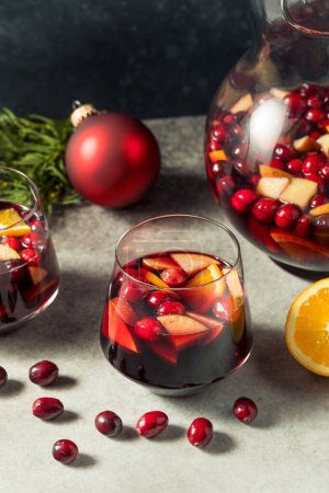 Téléchargez les photos : Sangria au vin rouge d'hiver maison avec pomme et canneberge - en image libre de droit