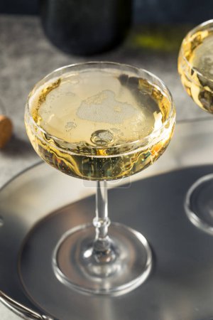Foto de Champán refrescante de alcohol en una copa de cupé para los años nuevos - Imagen libre de derechos