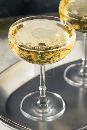 Foto de Champán refrescante de alcohol en una copa de cupé para los años nuevos - Imagen libre de derechos