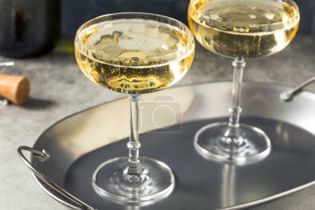 Téléchargez les photos : Champagne rafraîchissant Boozy dans un verre coupé pour le Nouvel An - en image libre de droit