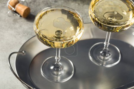 Téléchargez les photos : Champagne rafraîchissant Boozy dans un verre coupé pour le Nouvel An - en image libre de droit