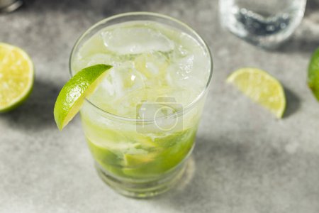 Téléchargez les photos : Boozy rafraîchissant Guaro Sour Cocktail avec chaux et soda - en image libre de droit