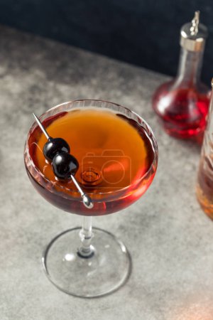 Téléchargez les photos : Cocktail rafraîchissant Boozy De Las Louisiane avec Seigle Absinthe et Vermouth - en image libre de droit
