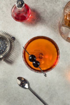 Téléchargez les photos : Cocktail rafraîchissant Boozy De Las Louisiane avec Seigle Absinthe et Vermouth - en image libre de droit