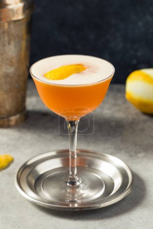 Téléchargez les photos : Boozy Cold Earl Grey Martini Cocktail au Gin et Citron - en image libre de droit