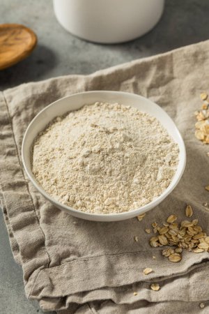 Téléchargez les photos : Raw Organic White Oat Flour in a Bowl - en image libre de droit