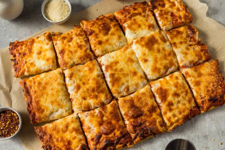 Téléchargez les photos : Homemade Grandma Cheese Pizza Pie with Tomato Sauce - en image libre de droit