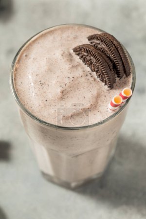 Téléchargez les photos : Homemade Frozen Cookies and Cream Milkshake with a Glass - en image libre de droit