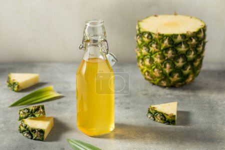 Téléchargez les photos : Homemade Pineapple Simple Syrup to Use for Cocktails - en image libre de droit