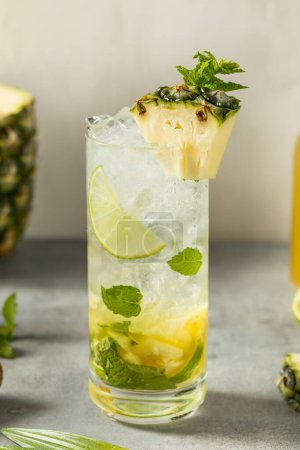 Foto de Boozy Refreshing Pineapple Mojito Cocktail with Rum and Lime - Imagen libre de derechos