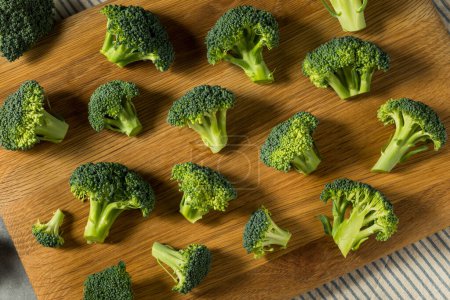 Foto de Raw Green Organic Broccoli Florets Ready to Cook - Imagen libre de derechos