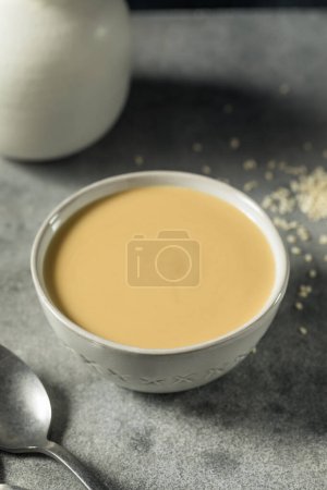 Téléchargez les photos : Homemade Organic Tahini Sesame Paste in a Bowl - en image libre de droit