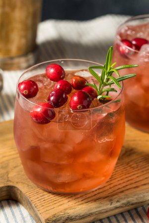 Foto de Boozy Refreshing Christmas Cranberry Cocktail with Gin and Rosemary - Imagen libre de derechos