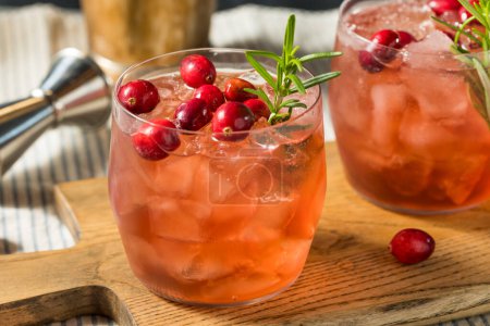 Téléchargez les photos : Boozy Refreshing Christmas Cranberry Cocktail with Gin and Rosemary - en image libre de droit