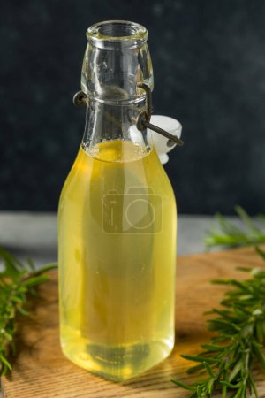 Téléchargez les photos : Homemade Rosemary Simple Syrup for Cocktails and Drinks - en image libre de droit