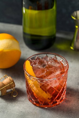 Téléchargez les photos : Boozy Cold Negroni Sbagliato Cocktail with Prosecco - en image libre de droit