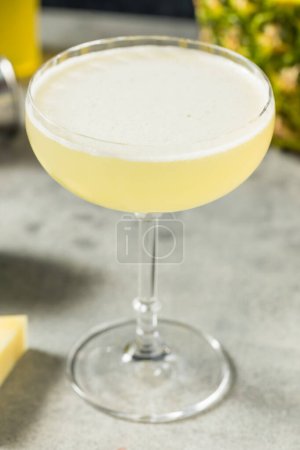 Foto de Boozy Refreshing Pineapple Rum Daiquiri in a Coupe - Imagen libre de derechos