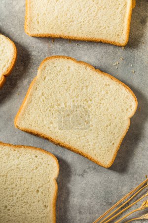 Foto de Organic Whole Wheat White Bread Cut into Slices - Imagen libre de derechos