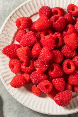 Téléchargez les photos : Raw Organic Red Raspberries Ready to Eat - en image libre de droit