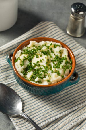 Téléchargez les photos : Homemade Chive Mashed Potatoes in a Bowl for Dinner - en image libre de droit