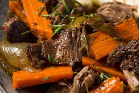 Téléchargez les photos : Homemade Beef Pot Roast with Carrots and Mashed Potatoes - en image libre de droit