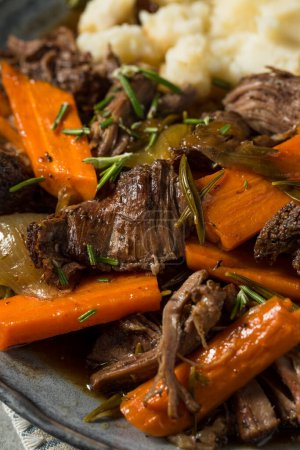 Téléchargez les photos : Homemade Beef Pot Roast with Carrots and Mashed Potatoes - en image libre de droit