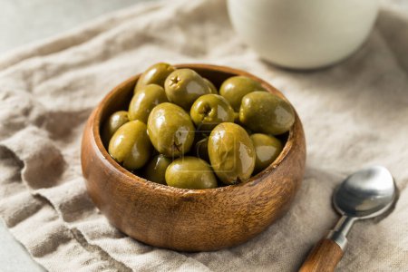 Foto de Raw Green Organic Marinated Olives in Oil - Imagen libre de derechos