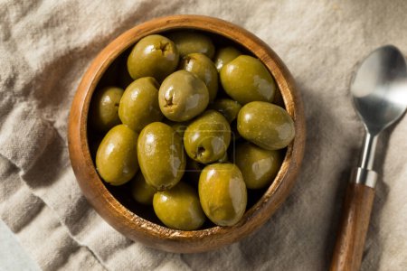 Téléchargez les photos : Raw Green Organic Marinated Olives in Oil - en image libre de droit