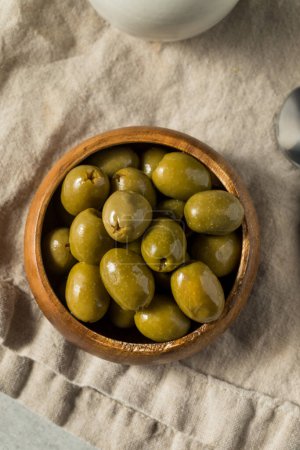 Téléchargez les photos : Raw Green Organic Marinated Olives in Oil - en image libre de droit