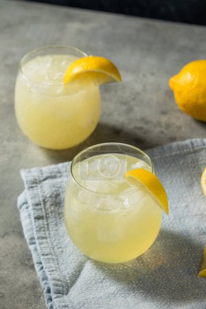 Téléchargez les photos : Cold Refreshing Lemon Sparkling Italian Soda with Ice - en image libre de droit