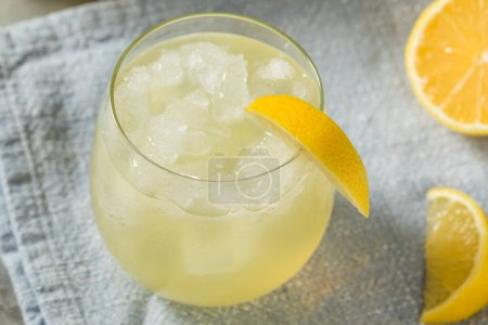 Foto de Cold Refreshing Lemon Sparkling Italian Soda with Ice - Imagen libre de derechos