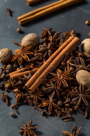 Foto de Raw Whole Organic Baking Spices with Cinnamon Nutmeg Anise and Clove - Imagen libre de derechos