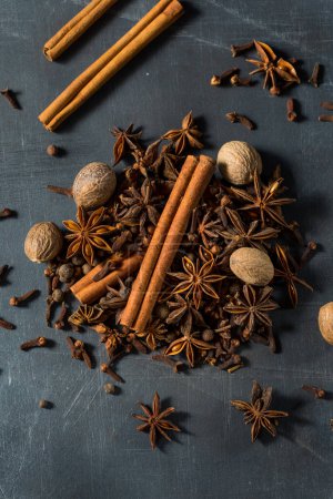 Téléchargez les photos : Raw Whole Organic Baking Spices with Cinnamon Nutmeg Anise and Clove - en image libre de droit