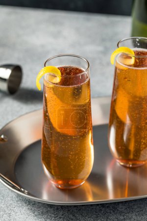 Téléchargez les photos : Boozy Refreshing French Kir Royale Champagne Cocktail with Lemon and Cassis - en image libre de droit