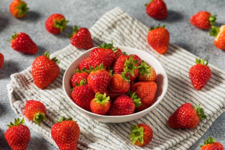 Foto de Raw Red Organic Sweet Strawberries in a Bowl Ready to Eat - Imagen libre de derechos