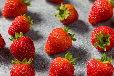 Foto de Raw Red Organic Sweet Strawberries in a Bowl Ready to Eat - Imagen libre de derechos