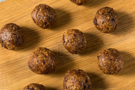 Téléchargez les photos : Homemade Chocolate Oatmeal Energy Balls for Breakfast - en image libre de droit