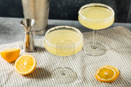 Téléchargez les photos : Boozy Refreshing Meyer Lemon Drop Martini with a Sugar Rim - en image libre de droit