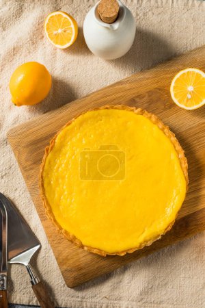 Téléchargez les photos : Homemade Meyer Lemon Tart Pastry for Dessert - en image libre de droit